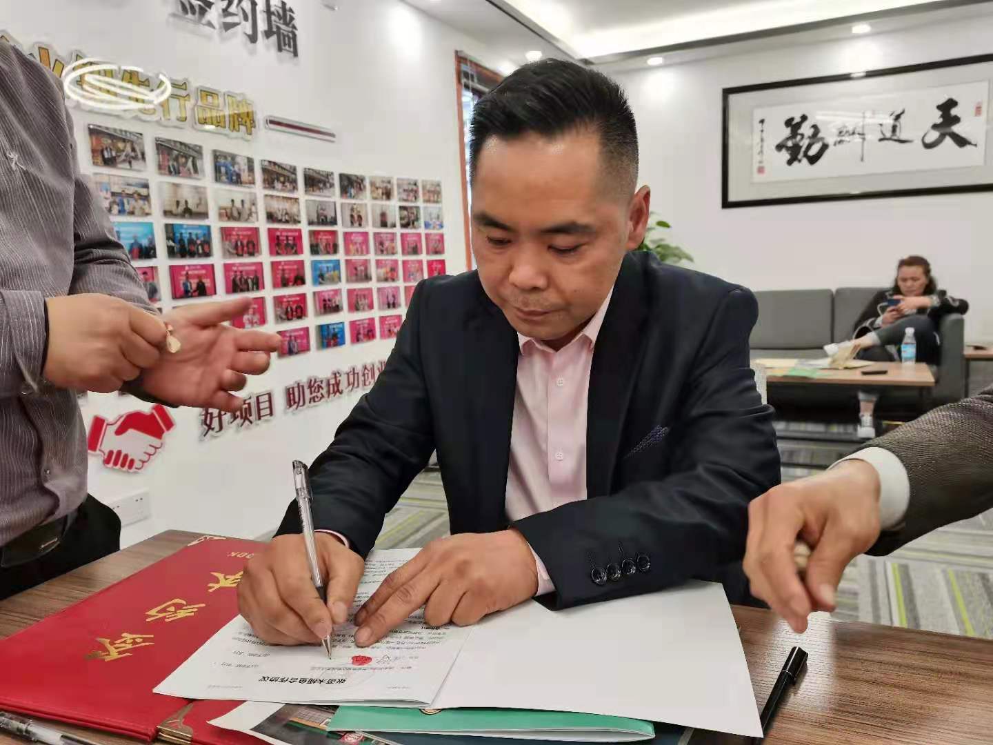 热烈祝贺：中国•鱼类火锅先行品牌【张记木桶鱼】贵州•凯里中华民俗欢乐谷店签约成功